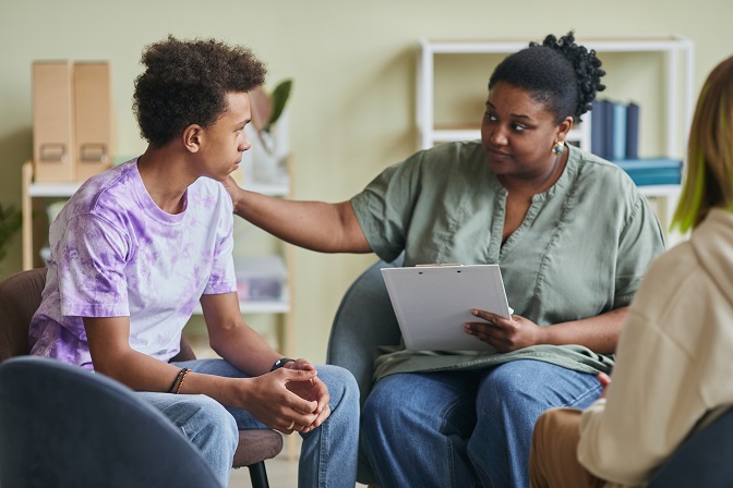 Therapist talking to a child about PTSD